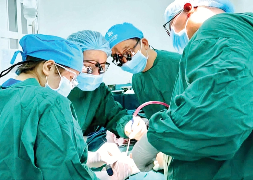 Các bác sĩ thực hiện ca phẫu thuật tạo hình thẩm mỹ cho bệnh nhi tại Bệnh viện Răng Hàm Mặt Huế