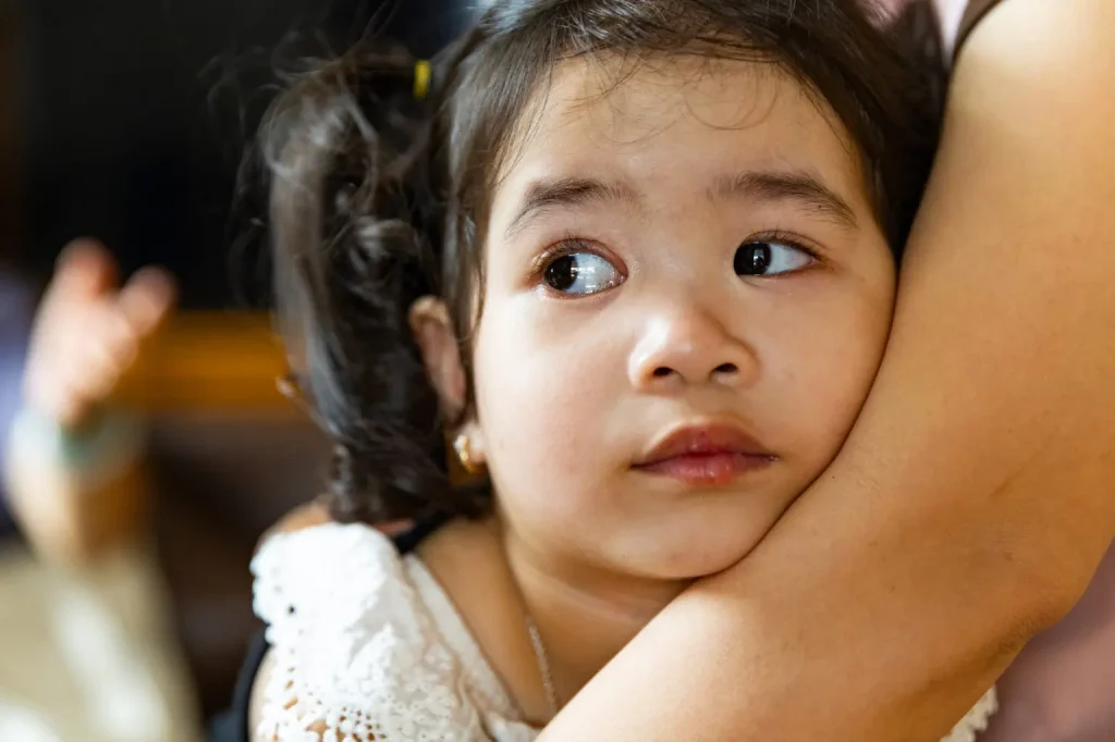 Sụp mí mắt là gì? Câu chuyện về Bé Hà Nhi suýt bị mất thị lực 2 Bé Hà Nhi