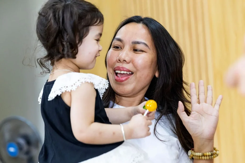 Sụp mí mắt là gì? Câu chuyện về Bé Hà Nhi suýt bị mất thị lực 6 Thăm bé sau mổ tại A Lưới