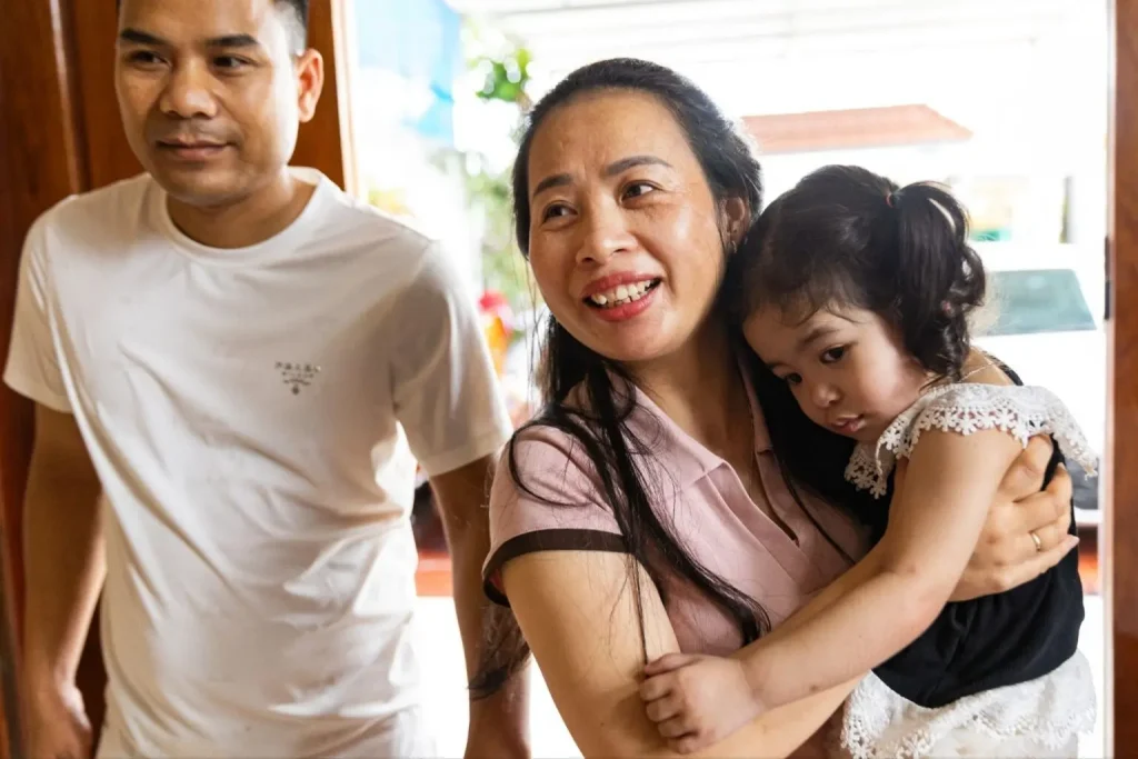 Sụp mí mắt là gì? Câu chuyện về Bé Hà Nhi suýt bị mất thị lực 5 Đến thăm nhà bé Hà Nhi sau khi mổ