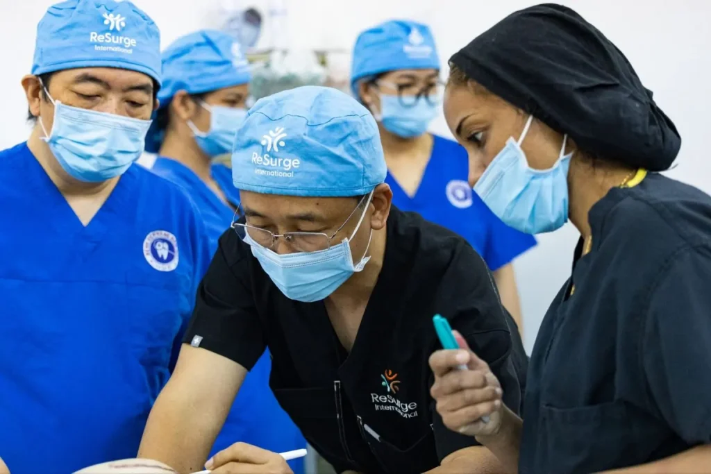 Sụp mí mắt là gì? Câu chuyện về Bé Hà Nhi suýt bị mất thị lực 4 Tiến sĩ Trung Hậu thăm khám cho một bệnh nhân nhí