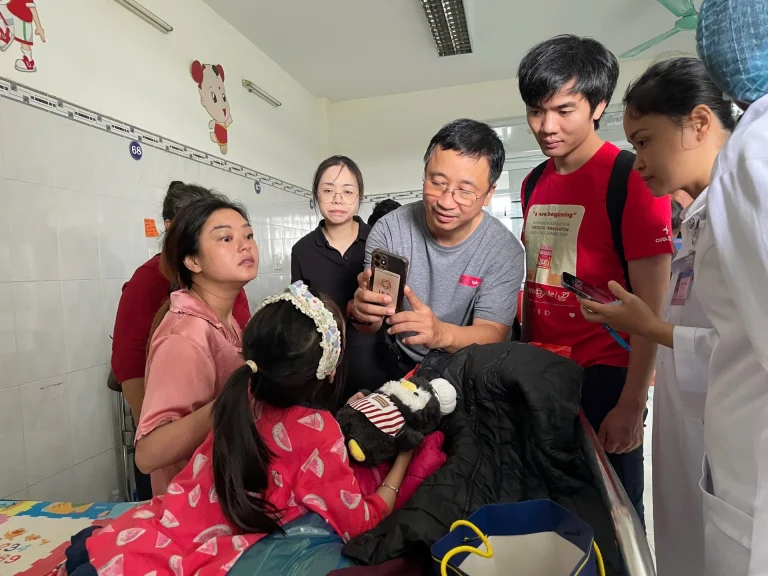 Phẫu thuật Nụ cười (Operation Smile) tại Phường Pleiku tỉnh Gia Lai - Tháng 8/2026 2 Tiến sĩ Hậu đang khám cho trẻ bị dị tật tại Pleiku