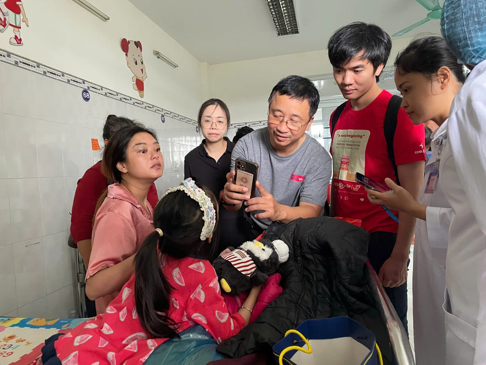 Tiến sĩ Hậu đang khám cho trẻ bị dị tật tại Pleiku