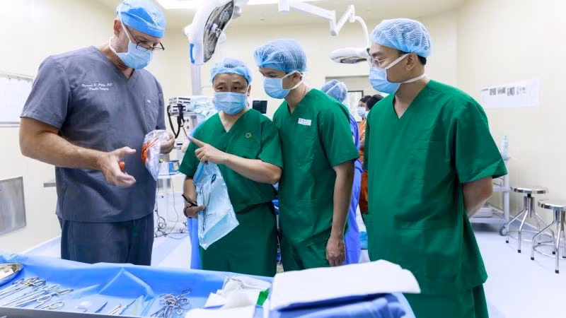 Lan tỏa giá trị nhân văn từ hợp tác y khoa quốc tế tại Huế 6 Tuần lễ Phẫu thuật tạo hình-vi phẫu 2026” tại Huế