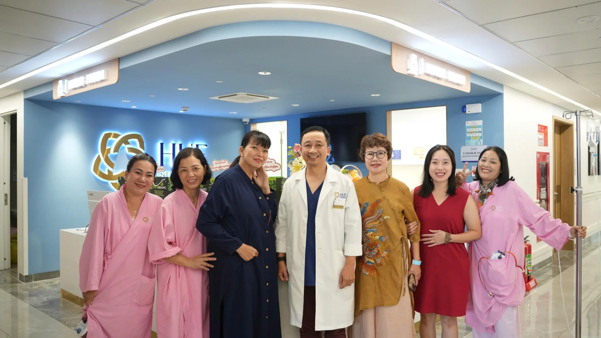 ReSurge mang "Tuần lễ Phẫu thuật Tạo hình - Vi phẫu" trở lại Huế vào tháng 9/2026 14 Tiến sĩ Trung Hậu và bệnh nhân được tái tạo vú trong Tuần lễ